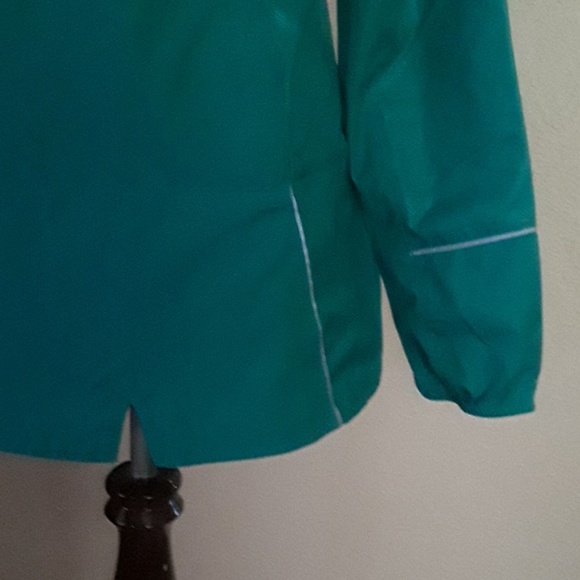 The North Face Jacket (women's) - Picture 3 of 8